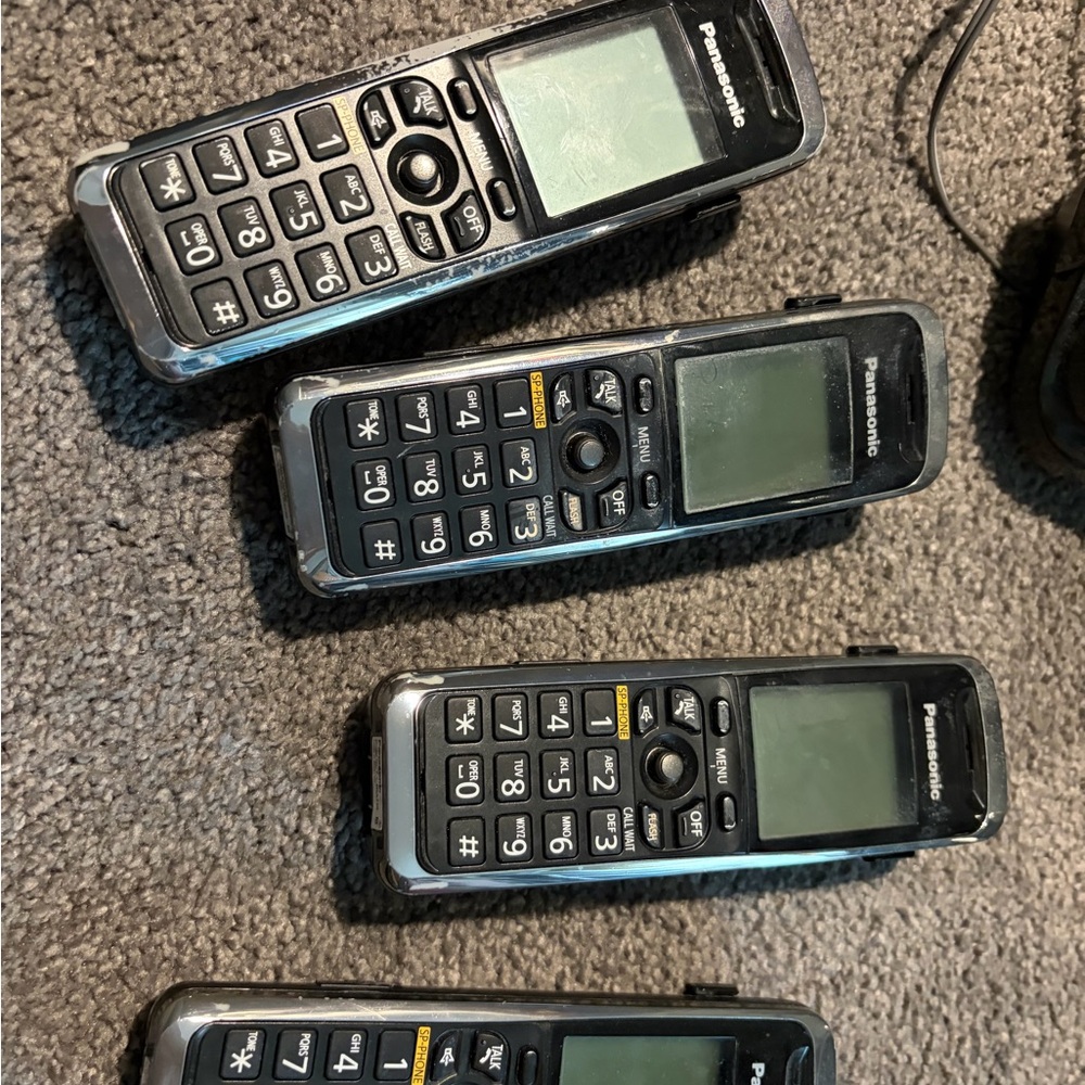 Panasonic Black Cordless Phone Set with Base and 3 remote u it’s - Chargers incl - Picture 2 of 12